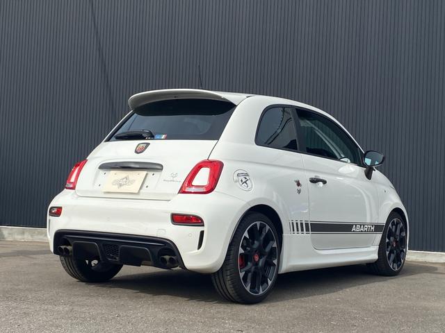 アバルト５９５ コンペティツィオーネ　Ｕ－Ｃｏｎｎｅｃｔ　ＣａｒＰｌａｙ　Ｓａｂｅｌｔ茶半革シート　社外エアクリ　レコードモンツァＭ　Ｂｒｅｍｂｏ赤キャリパー　キーシリンダーイルミ　前後Ｄレコ　社外セキュリティ　ＡＢＡＲＴＨサイドデカール（7枚目）