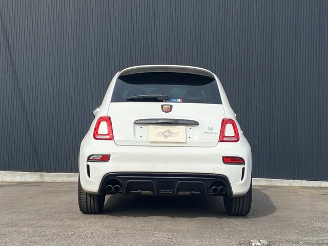 アバルト５９５ コンペティツィオーネ　Ｕ－Ｃｏｎｎｅｃｔ　ＣａｒＰｌａｙ　Ｓａｂｅｌｔ茶半革シート　社外エアクリ　レコードモンツァＭ　Ｂｒｅｍｂｏ赤キャリパー　キーシリンダーイルミ　前後Ｄレコ　社外セキュリティ　ＡＢＡＲＴＨサイドデカール（8枚目）