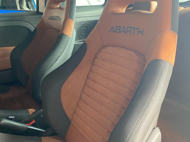 アバルト５９５ コンペティツィオーネ　Ｕ－Ｃｏｎｎｅｃｔ　ＣａｒＰｌａｙ　Ｓａｂｅｌｔ茶半革シート　社外エアクリ　レコードモンツァＭ　Ｂｒｅｍｂｏ赤キャリパー　キーシリンダーイルミ　前後Ｄレコ　社外セキュリティ　ＡＢＡＲＴＨサイドデカール（12枚目）