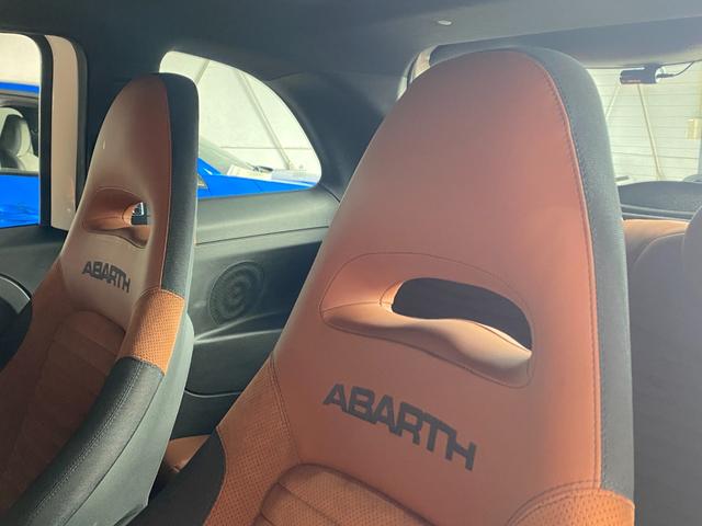 アバルト５９５ コンペティツィオーネ　Ｕ－Ｃｏｎｎｅｃｔ　ＣａｒＰｌａｙ　Ｓａｂｅｌｔ茶半革シート　社外エアクリ　レコードモンツァＭ　Ｂｒｅｍｂｏ赤キャリパー　キーシリンダーイルミ　前後Ｄレコ　社外セキュリティ　ＡＢＡＲＴＨサイドデカール（13枚目）