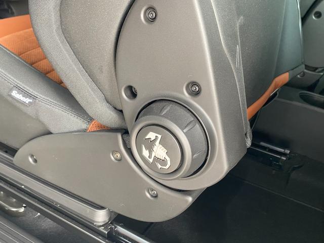 アバルト５９５ コンペティツィオーネ　Ｕ－Ｃｏｎｎｅｃｔ　ＣａｒＰｌａｙ　Ｓａｂｅｌｔ茶半革シート　社外エアクリ　レコードモンツァＭ　Ｂｒｅｍｂｏ赤キャリパー　キーシリンダーイルミ　前後Ｄレコ　社外セキュリティ　ＡＢＡＲＴＨサイドデカール（16枚目）