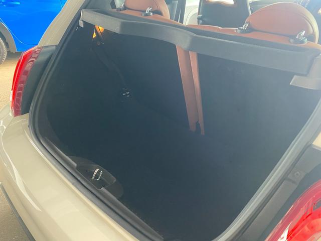 アバルト５９５ コンペティツィオーネ　Ｕ－Ｃｏｎｎｅｃｔ　ＣａｒＰｌａｙ　Ｓａｂｅｌｔ茶半革シート　社外エアクリ　レコードモンツァＭ　Ｂｒｅｍｂｏ赤キャリパー　キーシリンダーイルミ　前後Ｄレコ　社外セキュリティ　ＡＢＡＲＴＨサイドデカール（21枚目）