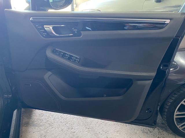 当店では、全国のオークション会場より厳選して仕入れをしております。内外装にも目立つような傷凹みは少ない車両がメインとなります。