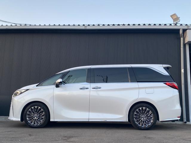 ＬＭ ＬＭ５００ｈ　バージョンＬ　１４ｉｎｃｈ前後席モニター　　Ｍａｒｋ　Ｌｅｖｉｎｓｏｎ　メーカーナビ　１２セグＴＶ　ムーンルーフ　ユニバーサルステップ　前後席Ｓベンチレーション　ステアリングヒーター　クライメートコンシェルジュ（5枚目）