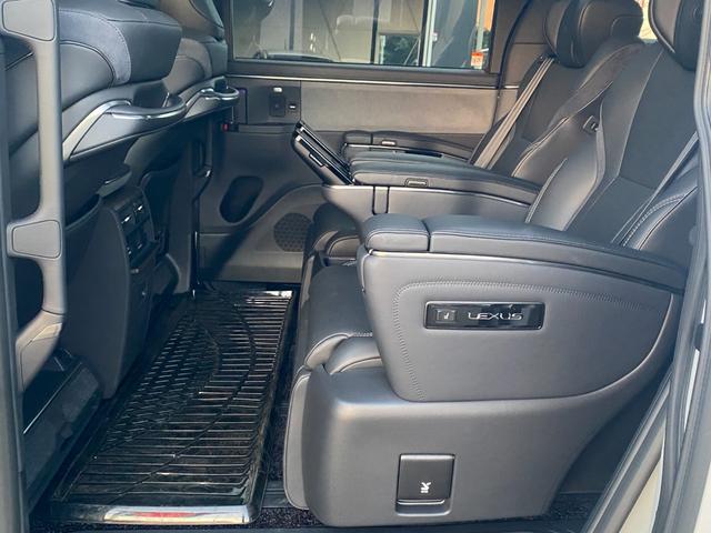 ＬＭ ＬＭ５００ｈ　バージョンＬ　１４ｉｎｃｈ前後席モニター　　Ｍａｒｋ　Ｌｅｖｉｎｓｏｎ　メーカーナビ　１２セグＴＶ　ムーンルーフ　ユニバーサルステップ　前後席Ｓベンチレーション　ステアリングヒーター　クライメートコンシェルジュ（16枚目）