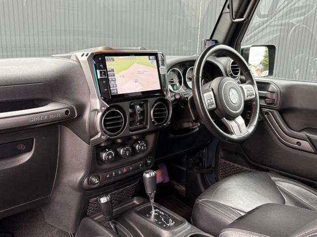 ���X�ł́A�S���̃I�[�N�V��������茵�I���Ďd��������Ă���܂��B���O���ɂ��ڗ��悤�ȏ����݂͏��Ȃ��ԗ������C���ƂȂ�܂��B