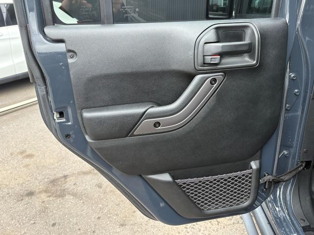 ���X�ł́A�S���̃I�[�N�V��������茵�I���Ďd��������Ă���܂��B���O���ɂ��ڗ��悤�ȏ����݂͏��Ȃ��ԗ������C���ƂȂ�܂��B