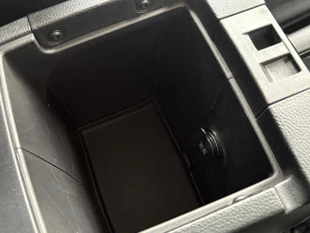 ���X�ł́A�S���̃I�[�N�V��������茵�I���Ďd��������Ă���܂��B���O���ɂ��ڗ��悤�ȏ����݂͏��Ȃ��ԗ������C���ƂȂ�܂��B