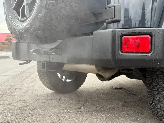 ���X�ł́A�S���̃I�[�N�V��������茵�I���Ďd��������Ă���܂��B���O���ɂ��ڗ��悤�ȏ����݂͏��Ȃ��ԗ������C���ƂȂ�܂��B