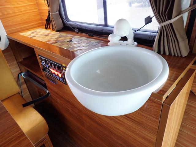 ハイゼットトラック 　ポップアップルーフ　メモリーナビ　バックカメラ　ＥＴＣ　後席テレビ　サブバッテリー　走行充電　外部１００Ｖ充電　ソーラー充電　インバーター　シンク　給排水タンク　テーブル　室内ＬＥＤ照明（25枚目）