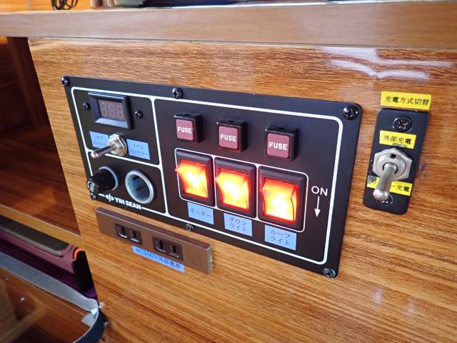 ハイゼットトラック 　ポップアップルーフ　メモリーナビ　バックカメラ　ＥＴＣ　後席テレビ　サブバッテリー　走行充電　外部１００Ｖ充電　ソーラー充電　インバーター　シンク　給排水タンク　テーブル　室内ＬＥＤ照明（32枚目）