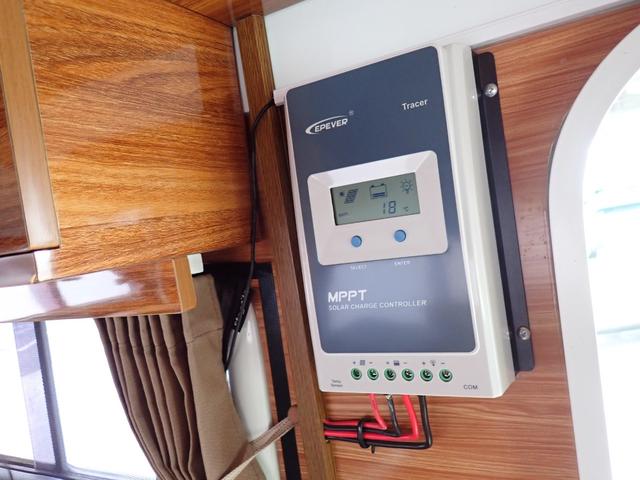 ハイゼットトラック 　ポップアップルーフ　メモリーナビ　バックカメラ　ＥＴＣ　後席テレビ　サブバッテリー　走行充電　外部１００Ｖ充電　ソーラー充電　インバーター　シンク　給排水タンク　テーブル　室内ＬＥＤ照明（33枚目）