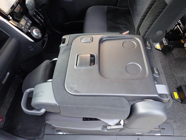 ☆助手席を倒してシートバックテーブルで利用すれば、デスク代わりに使ったり、お弁当や飲み物を置いてランチタイムも楽しめます☆