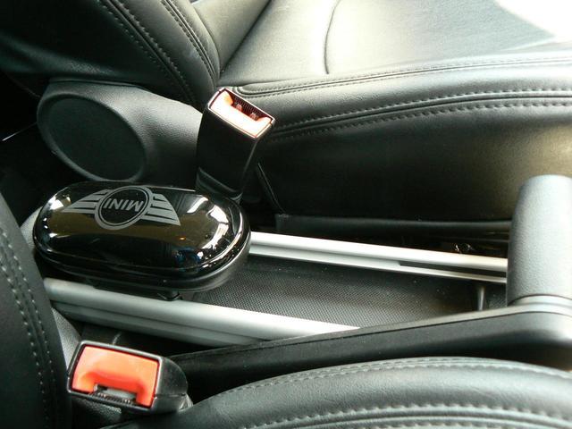 ＭＩＮＩ クーパー　クロスオーバー　プッシュスタート　レザーシートカバー　６速ＡＴ　純正アルミ　ＣＤ　エアバッグ　ＡＢＳ　ディーラー車　右ハンドル（18枚目）