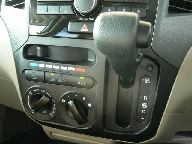 操作しやすいマニュアルエアコン＆インパネシフト！