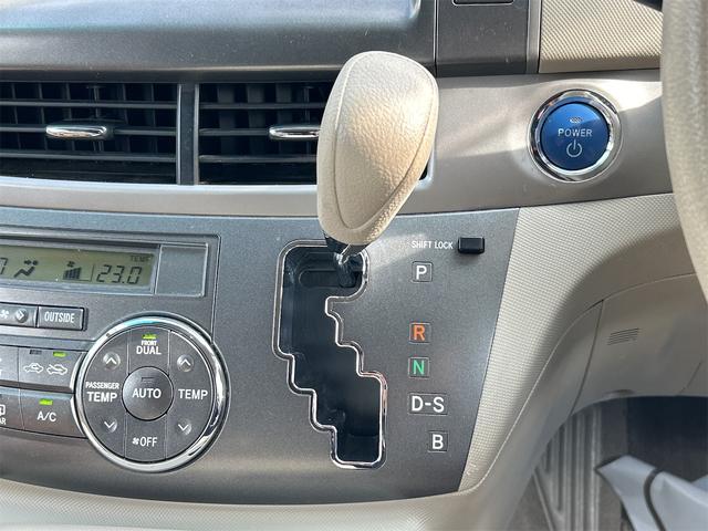 必ず使用するシフトレバー。確りと確認したいですね。