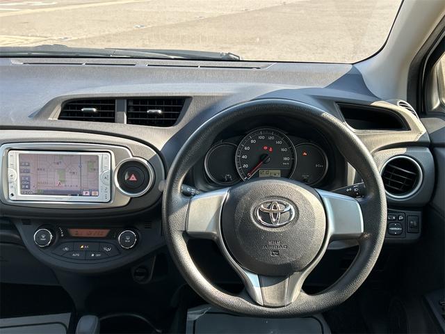 ヴィッツ F スマイルエディション ナビ TV オートライト スマートキー 電動格納ミラー CVT 盗難防止システム 衝突安全ボディ ABS ミュージックプレイヤー接続可 Bluetooth エアコン パワーステアリング(3枚目)