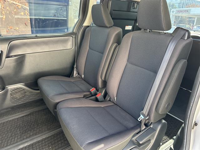 ノア ハイブリッドX ETC バックカメラ ナビ TV 両側電動スライドドア オートライト LEDヘッドランプ スマートキー 電動格納ミラー 後席モニター 3列シート ウォークスルー CVT アルミホイール CD USB(30枚目)