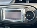 ヴィッツ F スマイルエディション ナビ TV オートライト スマートキー 電動格納ミラー CVT 盗難防止システム 衝突安全ボディ ABS ミュージックプレイヤー接続可 Bluetooth エアコン パワーステアリング(4枚目)