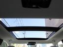 メーカーオプションのパノラマルーフ付きです。天井の状態もきれいです。禁煙車です。前後席（ＨＯＴ＆ＣＯＯＬ）・輻射ヒーター機能付きです。