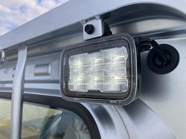 ハイゼットトラック ローダンプ　届出済未使用車　エアコン　パワーステアリング　ＡＭ／ＦＭラジオ　スマートアシスト　ＬＥＤ大型荷台作業灯　スーパーデフロック　電動モーター式ダンプ　コーナーセンサー　電子制御式４ＷＤ　ＣＶＴ（13枚目）
