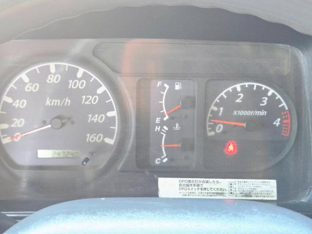 エルフトラック 　平成１８年式　標準　低床　ダンプ　ＰＢ－ＮＫＲ８１ＡＤ　４ＨＬ１　１２８ＰＳ　最大積載量３０００ｋｇ　車輌総重量６０２５ｋｇ　５ＭＴ　ＡＣ　ＰＳ　ＰＷ　ＡＢＳ　エアバッグ　左電動格納ミラー（3枚目）