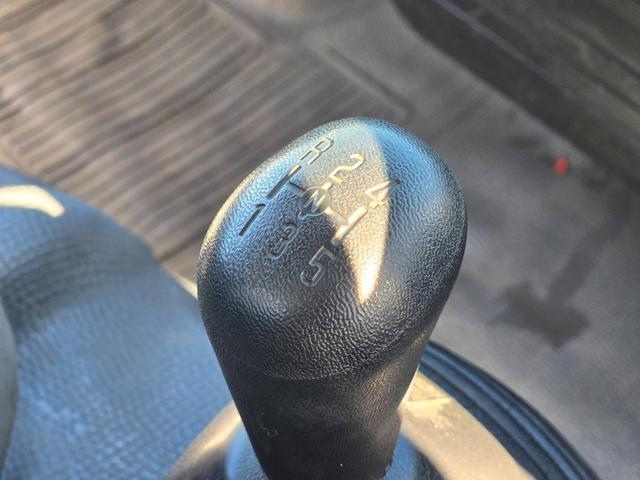 エルフトラック 　平成１８年式　標準　低床　ダンプ　ＰＢ－ＮＫＲ８１ＡＤ　４ＨＬ１　１２８ＰＳ　最大積載量３０００ｋｇ　車輌総重量６０２５ｋｇ　５ＭＴ　ＡＣ　ＰＳ　ＰＷ　ＡＢＳ　エアバッグ　左電動格納ミラー（4枚目）