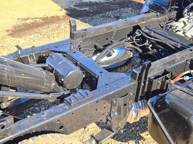 エルフトラック 　平成１８年式　標準　低床　ダンプ　ＰＢ－ＮＫＲ８１ＡＤ　４ＨＬ１　１２８ＰＳ　最大積載量３０００ｋｇ　車輌総重量６０２５ｋｇ　５ＭＴ　ＡＣ　ＰＳ　ＰＷ　ＡＢＳ　エアバッグ　左電動格納ミラー（8枚目）