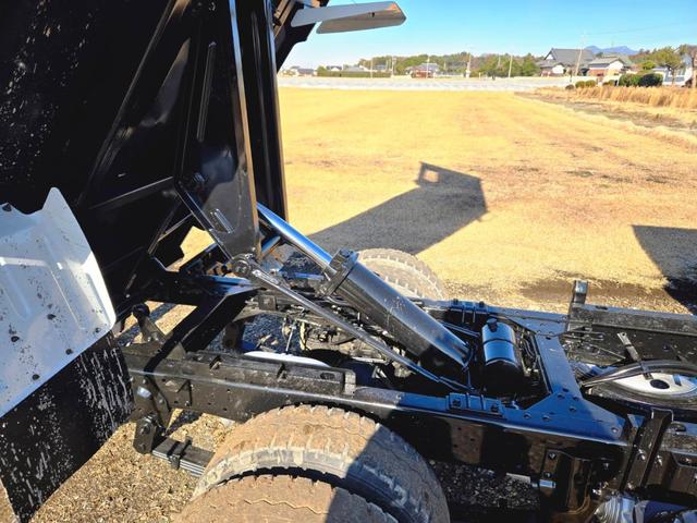 エルフトラック 　平成１８年式　標準　低床　ダンプ　ＰＢ－ＮＫＲ８１ＡＤ　４ＨＬ１　１２８ＰＳ　最大積載量３０００ｋｇ　車輌総重量６０２５ｋｇ　５ＭＴ　ＡＣ　ＰＳ　ＰＷ　ＡＢＳ　エアバッグ　左電動格納ミラー（11枚目）