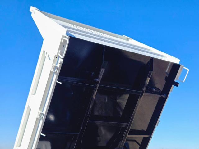 エルフトラック 　平成１８年式　標準　低床　ダンプ　ＰＢ－ＮＫＲ８１ＡＤ　４ＨＬ１　１２８ＰＳ　最大積載量３０００ｋｇ　車輌総重量６０２５ｋｇ　５ＭＴ　ＡＣ　ＰＳ　ＰＷ　ＡＢＳ　エアバッグ　左電動格納ミラー（19枚目）