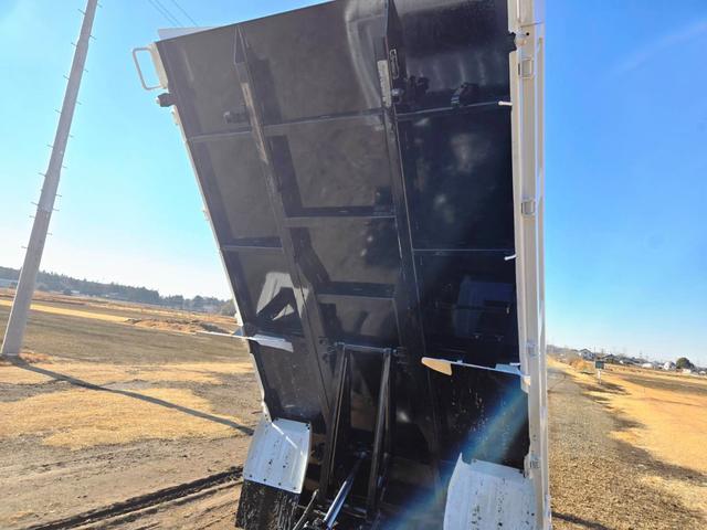 エルフトラック 　平成１８年式　標準　低床　ダンプ　ＰＢ－ＮＫＲ８１ＡＤ　４ＨＬ１　１２８ＰＳ　最大積載量３０００ｋｇ　車輌総重量６０２５ｋｇ　５ＭＴ　ＡＣ　ＰＳ　ＰＷ　ＡＢＳ　エアバッグ　左電動格納ミラー（22枚目）