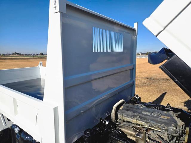 エルフトラック 　平成１８年式　標準　低床　ダンプ　ＰＢ－ＮＫＲ８１ＡＤ　４ＨＬ１　１２８ＰＳ　最大積載量３０００ｋｇ　車輌総重量６０２５ｋｇ　５ＭＴ　ＡＣ　ＰＳ　ＰＷ　ＡＢＳ　エアバッグ　左電動格納ミラー（44枚目）