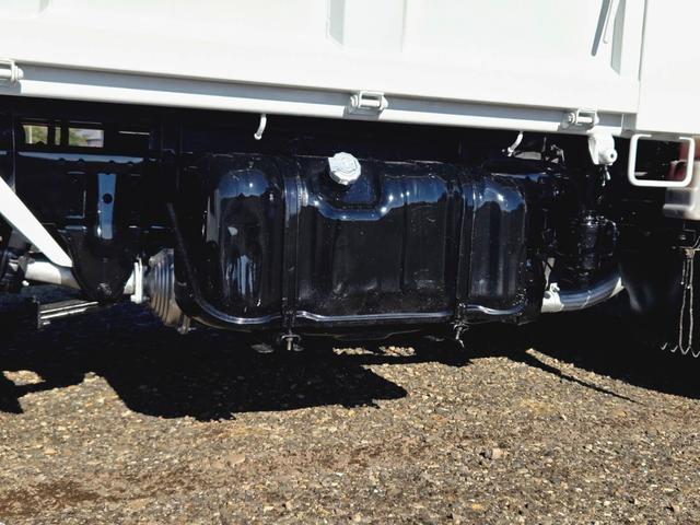 エルフトラック 　平成１８年式　標準　低床　ダンプ　ＰＢ－ＮＫＲ８１ＡＤ　４ＨＬ１　１２８ＰＳ　最大積載量３０００ｋｇ　車輌総重量６０２５ｋｇ　５ＭＴ　ＡＣ　ＰＳ　ＰＷ　ＡＢＳ　エアバッグ　左電動格納ミラー（59枚目）