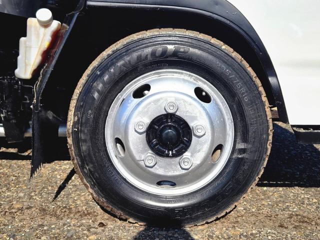 エルフトラック 　平成１８年式　標準　低床　ダンプ　ＰＢ－ＮＫＲ８１ＡＤ　４ＨＬ１　１２８ＰＳ　最大積載量３０００ｋｇ　車輌総重量６０２５ｋｇ　５ＭＴ　ＡＣ　ＰＳ　ＰＷ　ＡＢＳ　エアバッグ　左電動格納ミラー（61枚目）