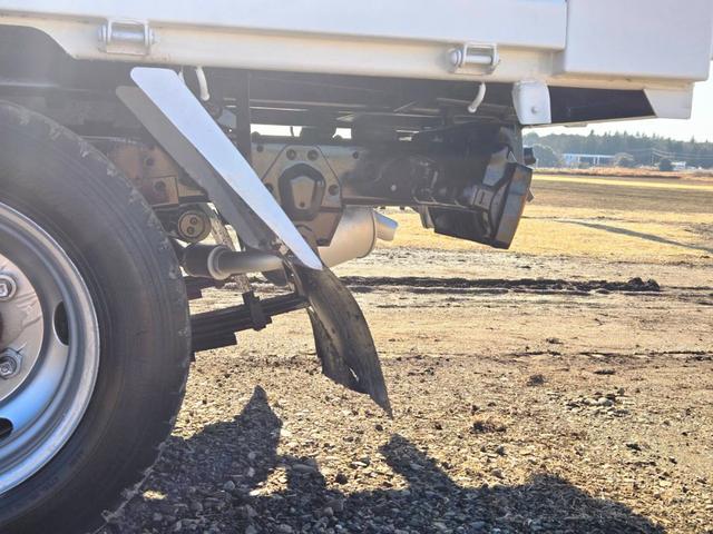 エルフトラック 　平成１８年式　標準　低床　ダンプ　ＰＢ－ＮＫＲ８１ＡＤ　４ＨＬ１　１２８ＰＳ　最大積載量３０００ｋｇ　車輌総重量６０２５ｋｇ　５ＭＴ　ＡＣ　ＰＳ　ＰＷ　ＡＢＳ　エアバッグ　左電動格納ミラー（67枚目）