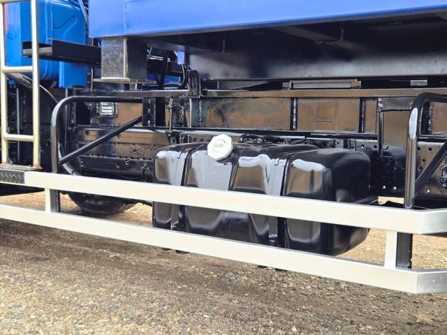 フォワード 　平成２５年式　タダノ　３段クレーン　新明和　アームロール　脱着装置付コンテナ専用車　最大積載量２７５０ｋｇ　ラジコン　ＣＣＡ４－４０　ツインホイスト　ＴＫＧ－ＦＲＲ９０Ｓ２　車輌総重量７９８０ｋｇ（19枚目）