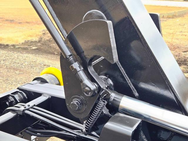 フォワード 　平成２５年式　タダノ　３段クレーン　新明和　アームロール　脱着装置付コンテナ専用車　最大積載量２７５０ｋｇ　ラジコン　ＣＣＡ４－４０　ツインホイスト　ＴＫＧ－ＦＲＲ９０Ｓ２　車輌総重量７９８０ｋｇ（44枚目）