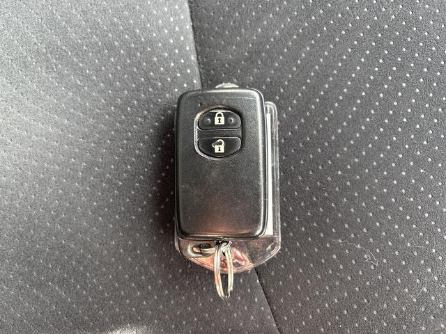 プリウス Ｌ　後期型　スマートキー　純正ＨＤＤナビ　フルセグＴＶ　サイドエアバッグ　カーテンエアバッグ　スペアタイヤ　リアガラスフィルム施工　車検２年付　内外装クリーニング実施済　ドアバイザー　電格ドアミラー（60枚目）