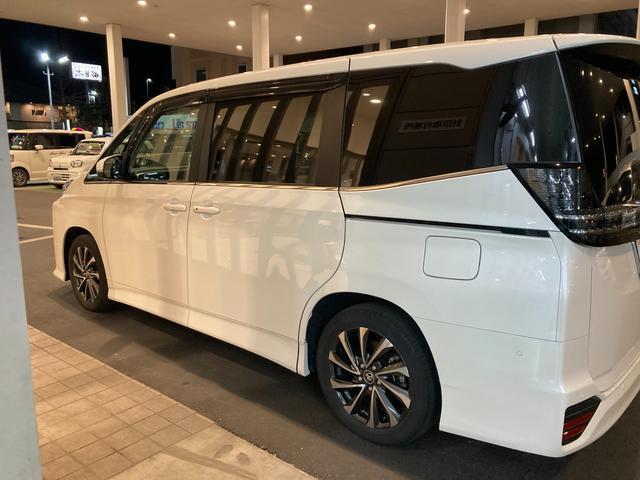 ヴォクシー ハイブリッドＳ－Ｚ　ナビ　全方位カメラ　ＥＴＣ　２０２６初売　運転席・助手席エアバッグ　ＡＢＳ　衝突安全ボディー　盗難防止システム　デュアルエアコン　パワーウィンドウ　クルーズコントロール　本革ステアリング　ＵＶカットガラス　ＥＴＣ　ナビ　全方位カメラ（4枚目）