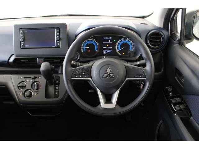 運転席はドライバーの居心地や運転の快適性を左右する大切な場所です。。クリーニング済みで汚れがないので気持ちよく使用して頂けます。