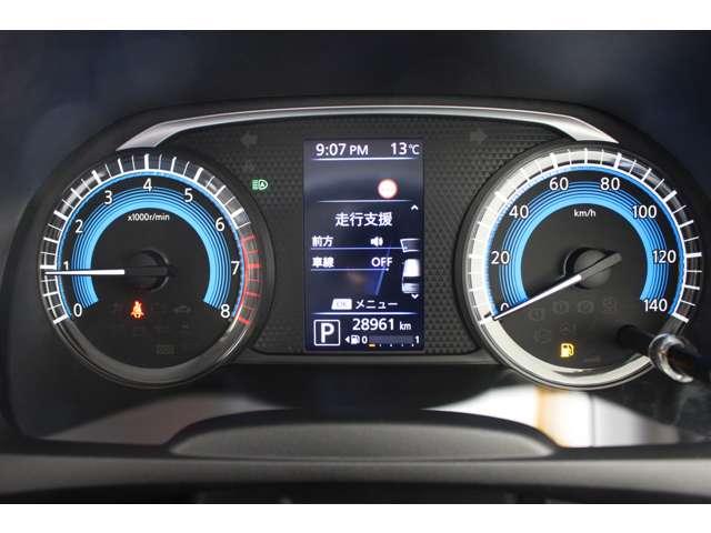 速度計・回転計の２眼式コンビネーションメーター！メーターには燃費や走行情報が表示可能です。