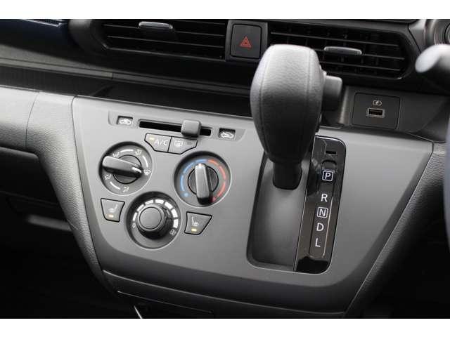 インパネＣＶＴシフトレバーとエアコン操作パネルです