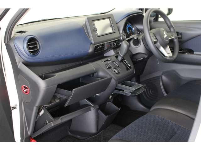 ドリンクホルダーや助手席ポケット、運転席側の小物入れなど多彩な収納が設置されています。常備品に加え、その都度必要なものを入れて自分仕様にアレンジして下さい。