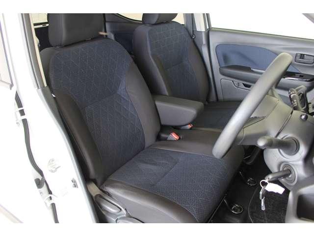 フロントシートは運転席シートヒーター付きベンチシートです！