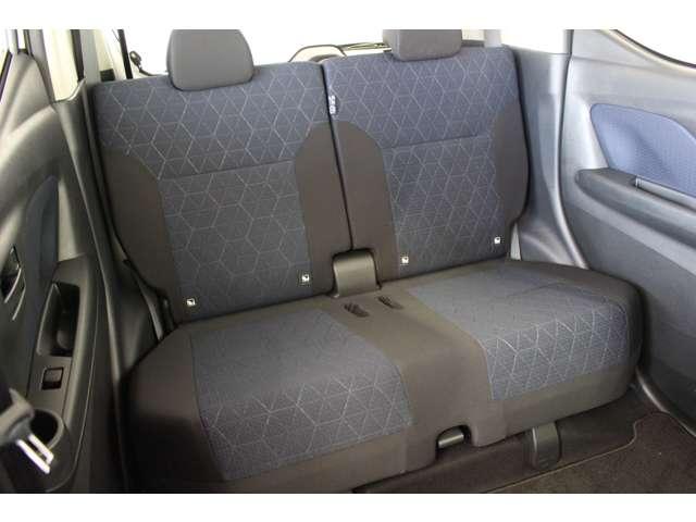 リヤシートはスライド＆リクライニング可能