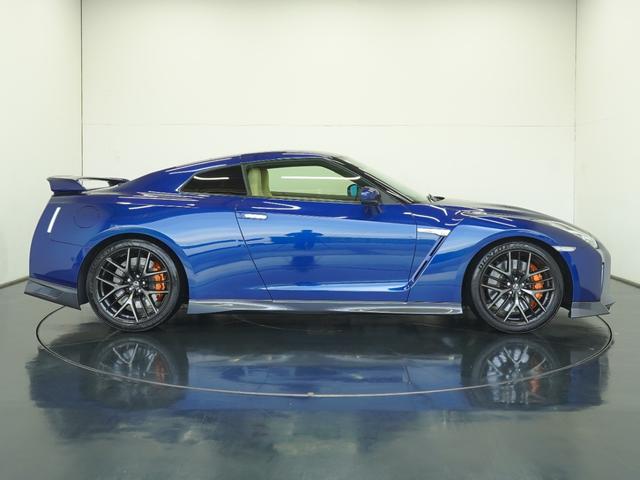 GT-R プレミアムエディション MY18 ファッショナブルインテリア(アイボリー) リヤ3面プライバシーガラス NISMOスポーツリセッティング NISMOステアリング GT-R専用フロアカーペット(プレミアムスポーツ) サッチャム(5枚目)