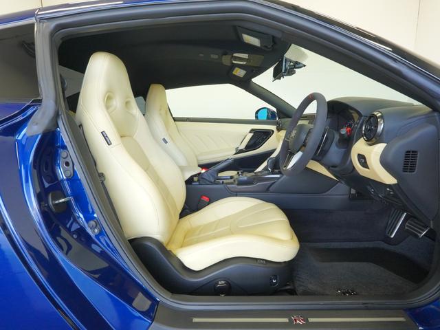 GT-R プレミアムエディション MY18 ファッショナブルインテリア(アイボリー) リヤ3面プライバシーガラス NISMOスポーツリセッティング NISMOステアリング GT-R専用フロアカーペット(プレミアムスポーツ) サッチャム(9枚目)