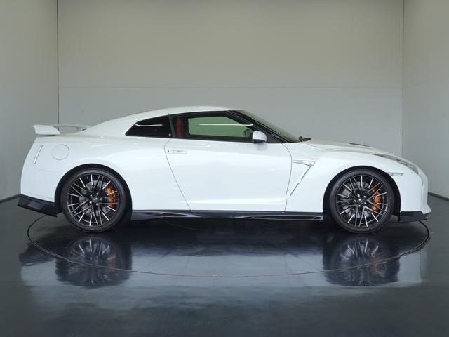 ＧＴ－Ｒ ブラックエディション　２０モデル　リア３面プライバシーガラス　デイライトキャンセルスイッチ　プレミアムスポーツマット（黒）　純正ドライブレコーダー　ＢＯＳＥサウンドシステム　サッチャム車両防盗システム（5枚目）