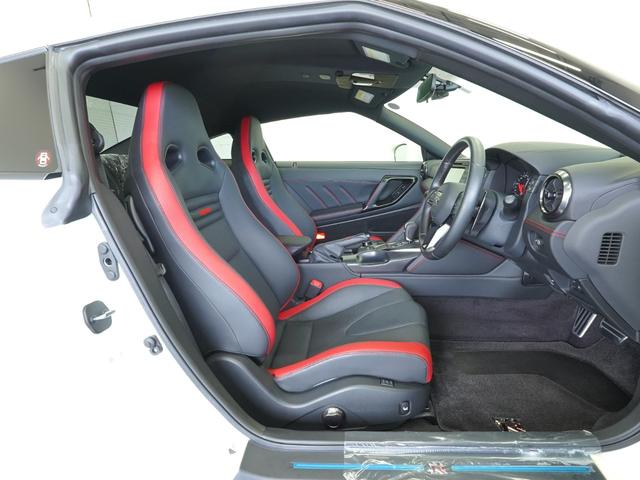 ＧＴ－Ｒ ブラックエディション　２０モデル　リア３面プライバシーガラス　デイライトキャンセルスイッチ　プレミアムスポーツマット（黒）　純正ドライブレコーダー　ＢＯＳＥサウンドシステム　サッチャム車両防盗システム（9枚目）