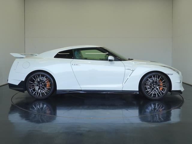 ＧＴ－Ｒ プレミアムエディション　ＭＹ２５　ブルーヘブンインテリア（前席・後席セミアニリン本革シート）＋ナッパレザーインストパネル　ワンオーナー　禁煙車　新車ビニール（センターコンソール以外）　ＦＵＪＩＴＳＵＢＯ製チタン合金製マフラー（5枚目）